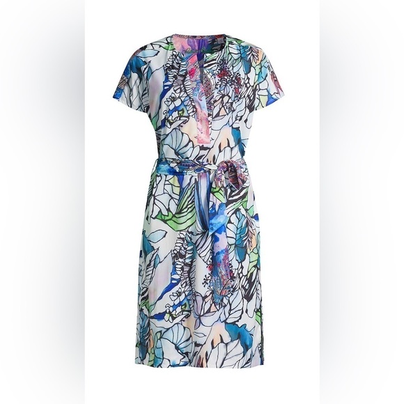 Robert Graham Dresses & Skirts - Robert Graham Caitlin shift dress; self tie belt; split neck; floral pattern